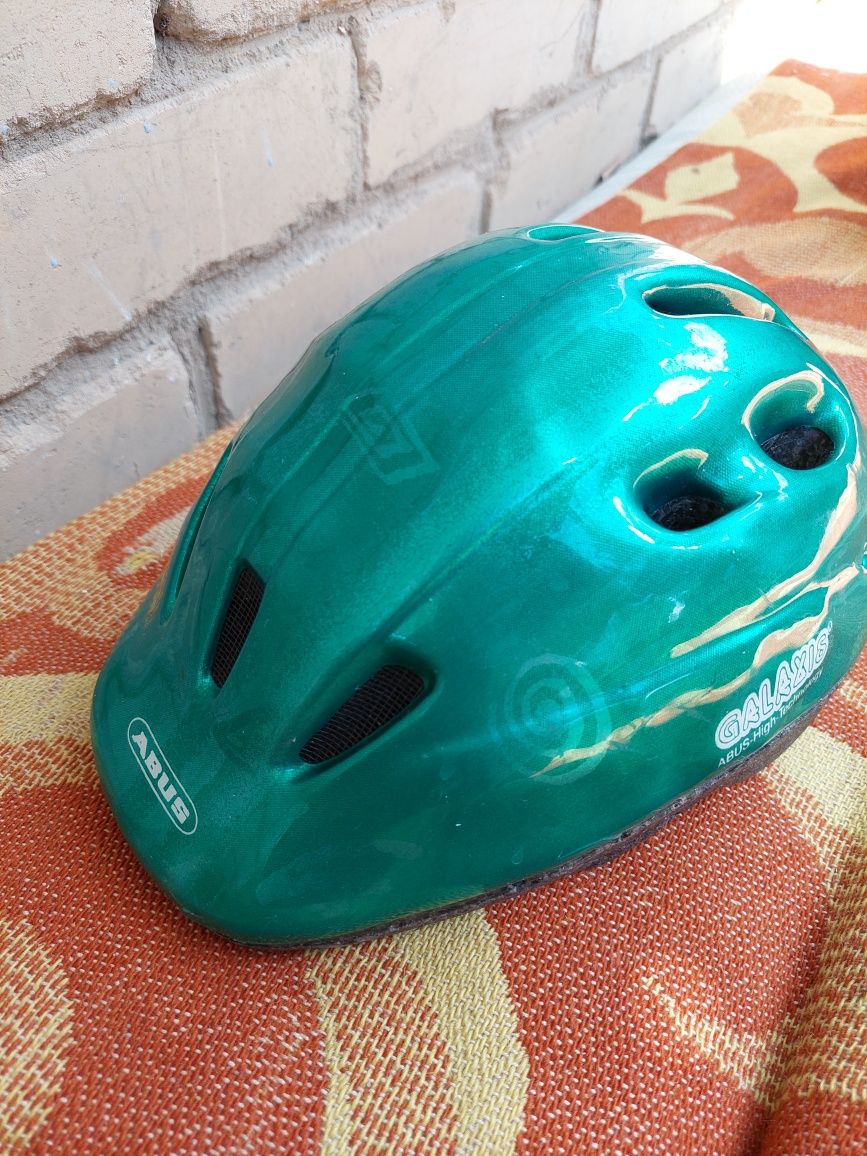 Шлем спортивный и шлем автомобилиста