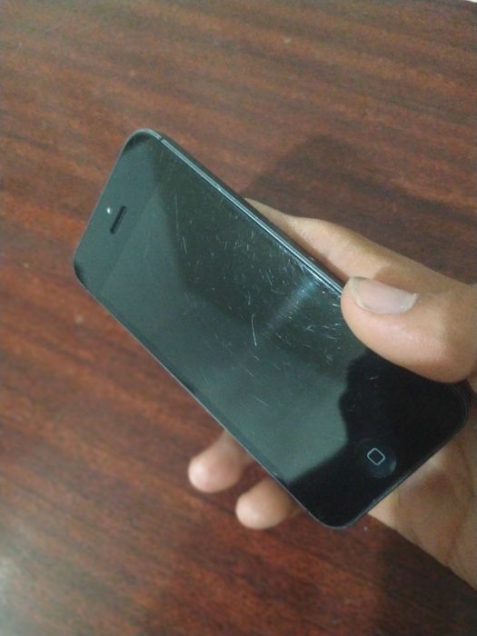 iPhone 5, Slate Black.