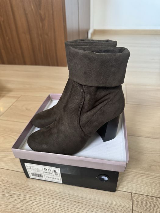 Нови тъмно зелени велурени боти