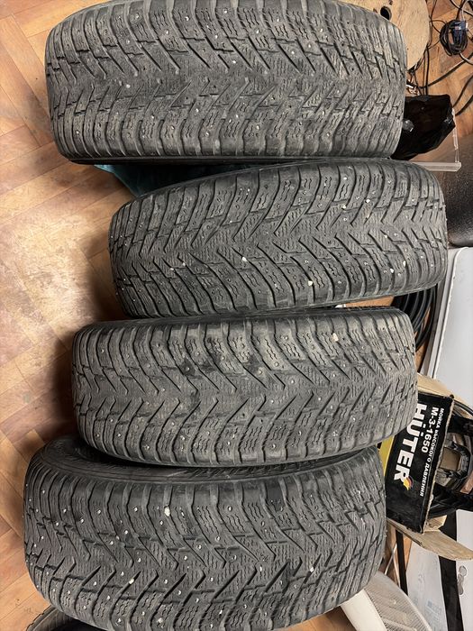 Покрышки шипованные 235/60/18. В нормальном состоянии