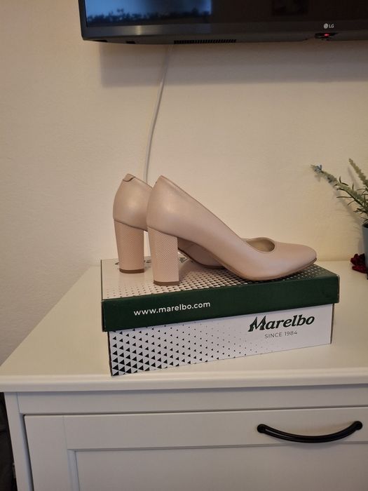 Pantofi cu toc, mărime 39