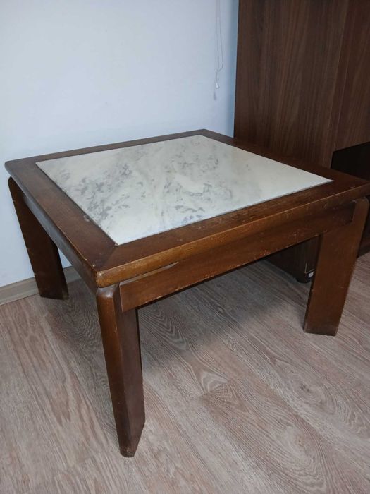 Холна маса с мраморен плот