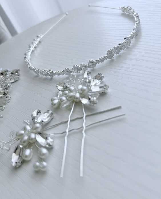 Vând rochie de mireasă elegantă, cu crapătură pe picior + voal