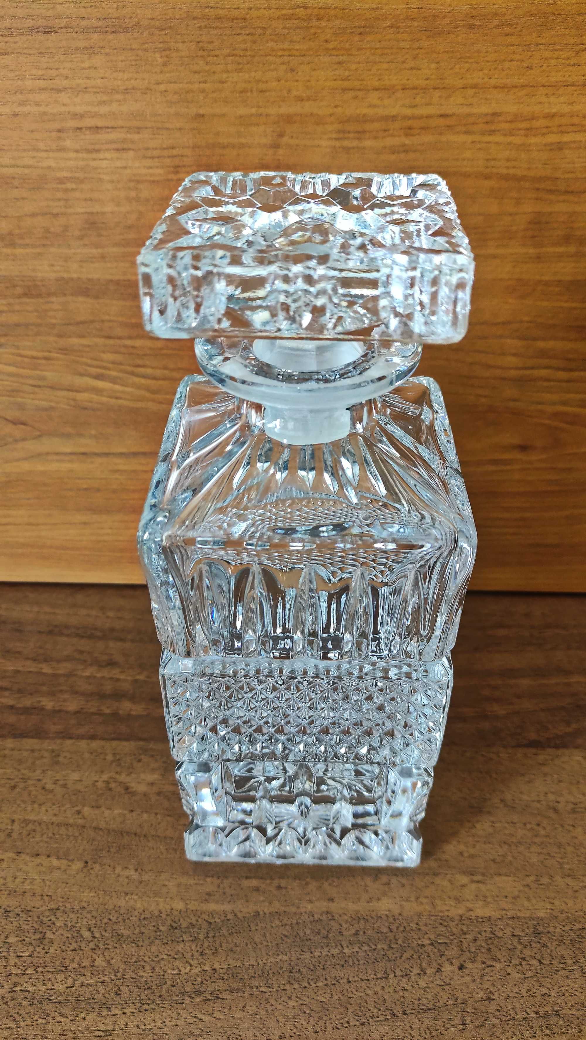 Bohemia масивна кристална гарафа за алкохол с квадратна форма
