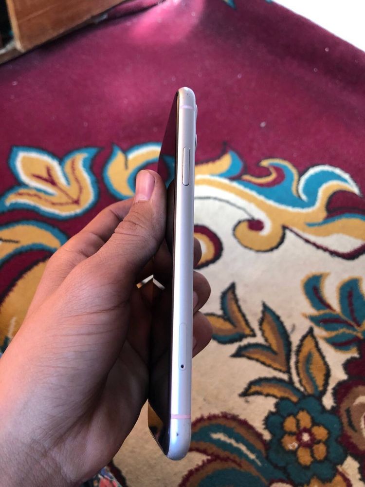 Iphone 11 oq chaqa chuqalari bor