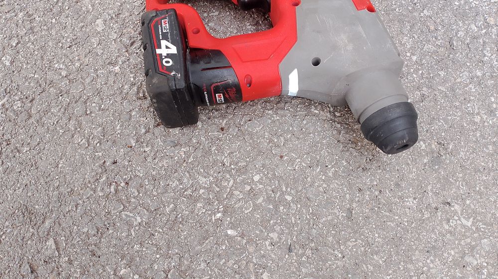 Акумулаторен безчетков перфоратор Milwaukee m12