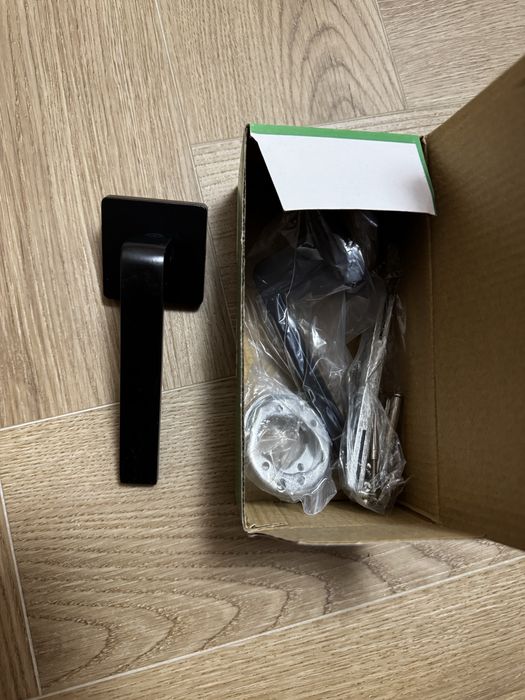 Продам дверные ручки 5 комплектов