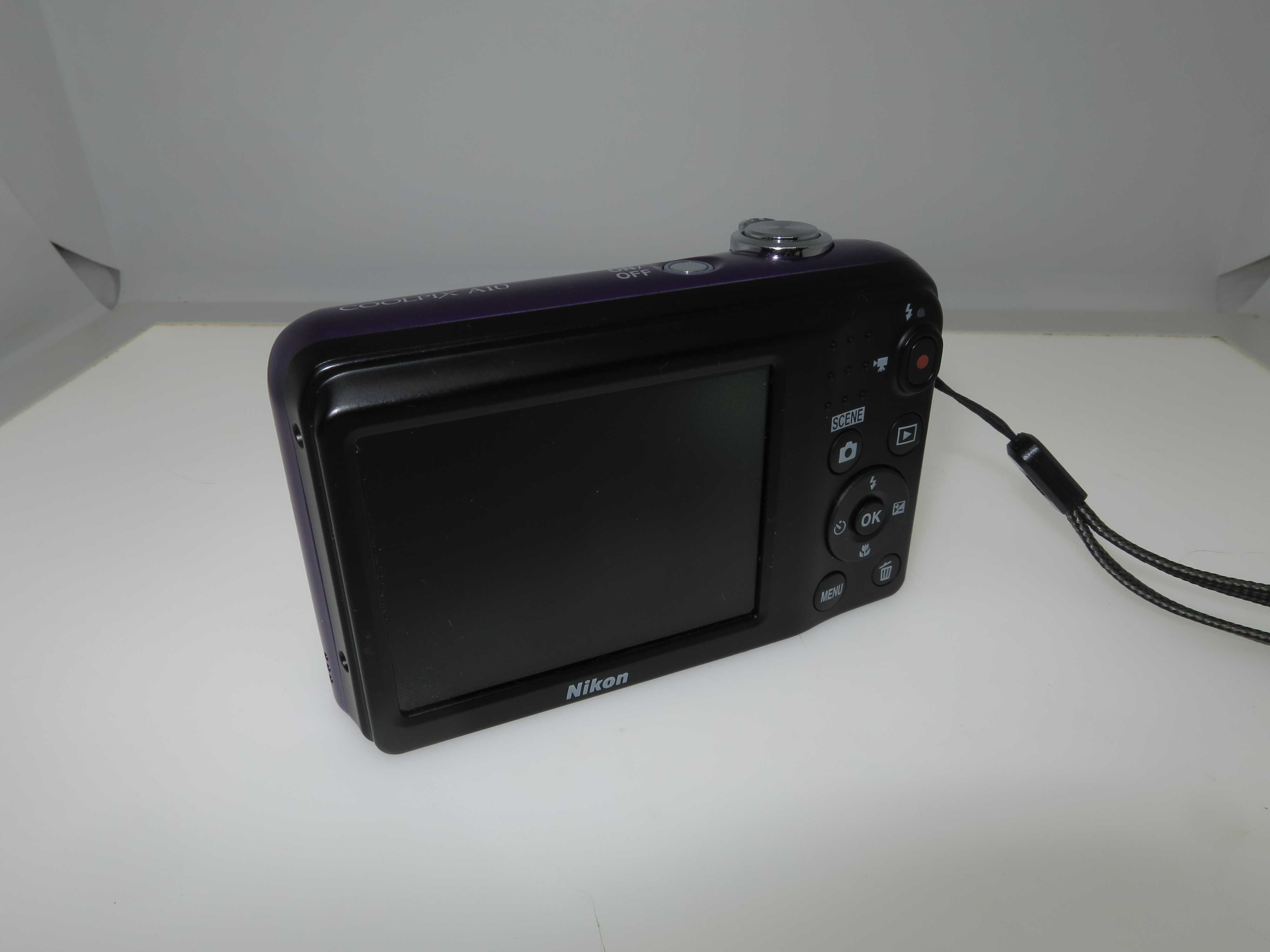 Nikon Coolpix A10 страхотен малък лилав в фотоапарат отлично състояние