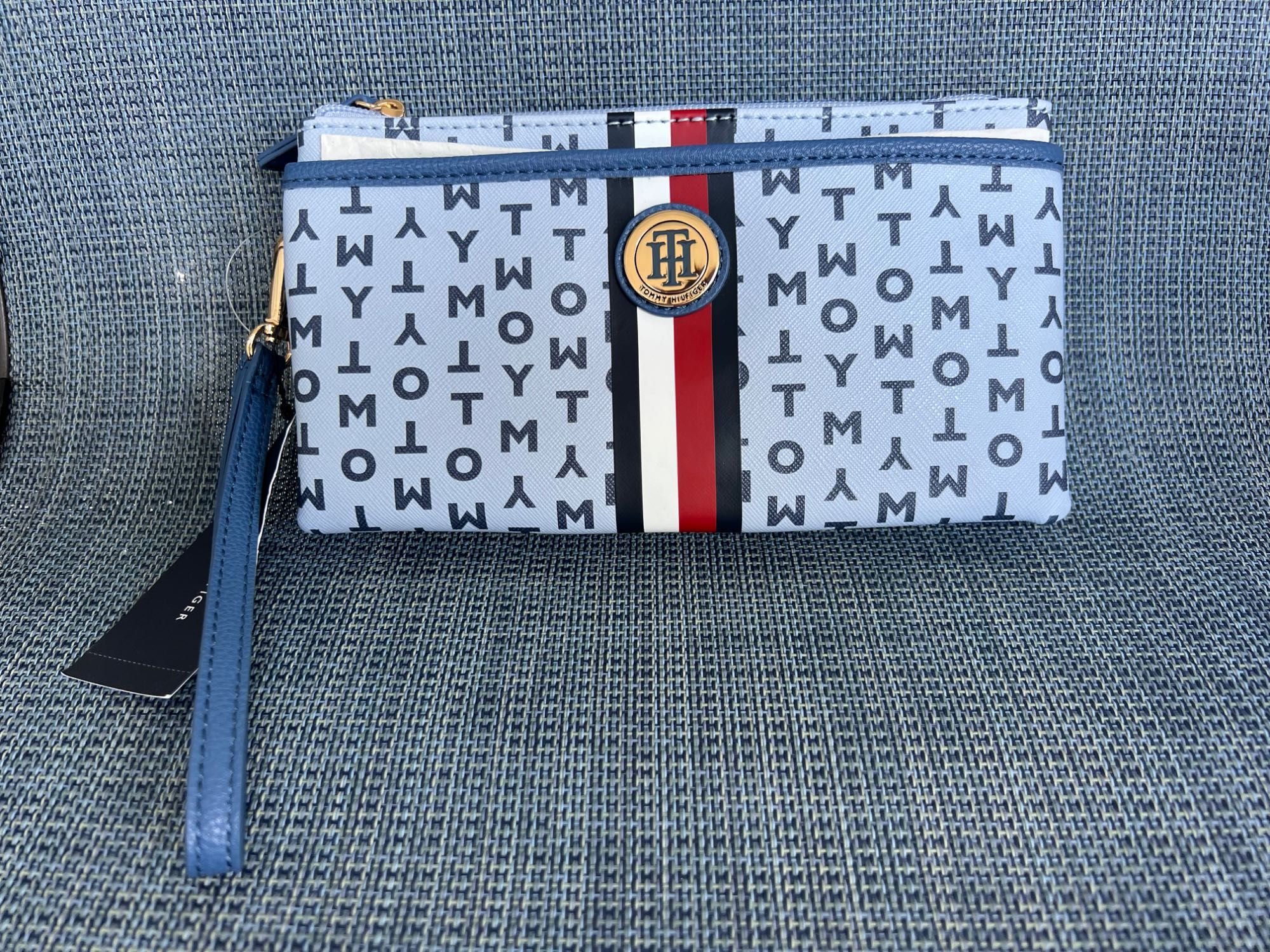 НАМАЛЕНИЕ 79лв не 149 лв Малка чантичка/ wristlet Tommy Hilfiger