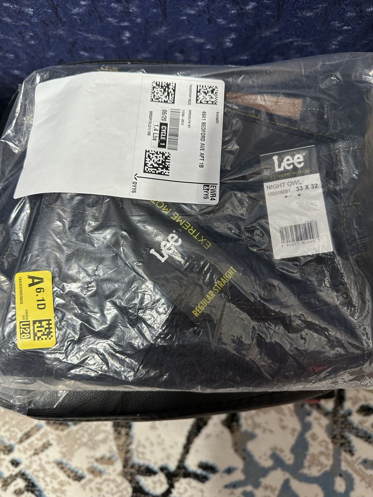 Джинсы Lee extreme motion regular fit.