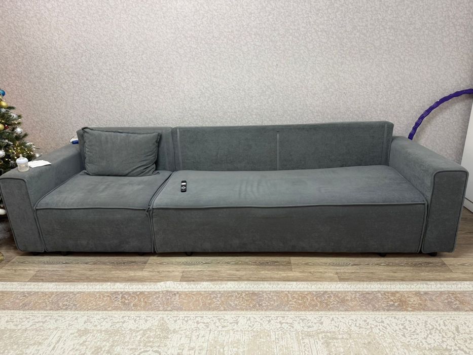Диван, раскладной есть 4 подушки. Размер три метра.
