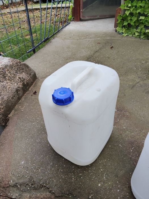 Vând bidoane 25 L.