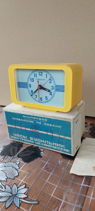 Ceas vintage de masa deșteptător sovietic