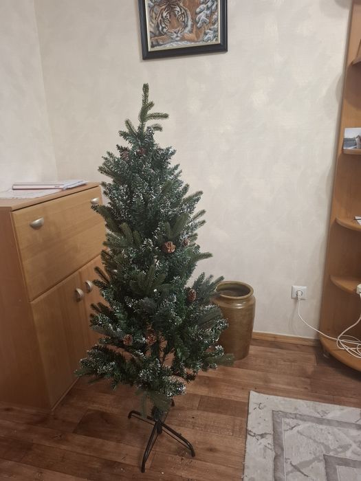 Продам ёлку б/у высотой 130 см.