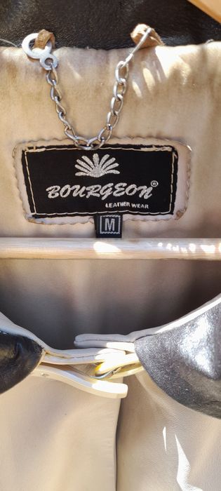 Haină de piele naturală.