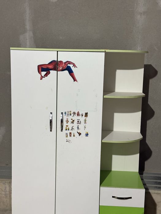 детский шкаф и детский столик, в хорошом сосотояни