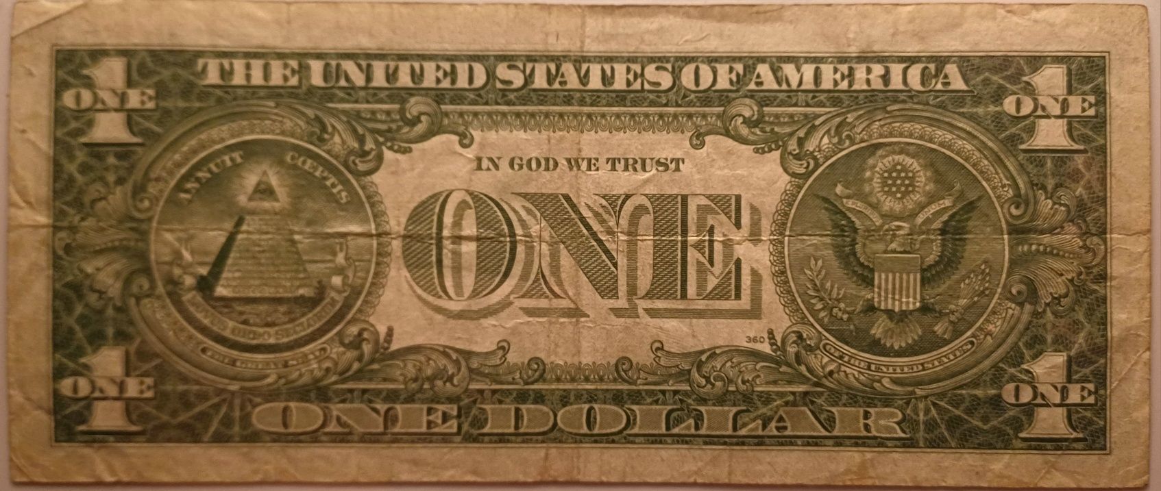 Банкноти USA долари син и червен печат.