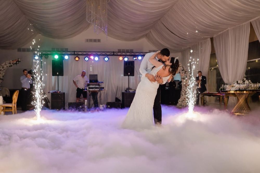 Eveniment-cabina foto-oglinda magica-fum greu-decor baloane