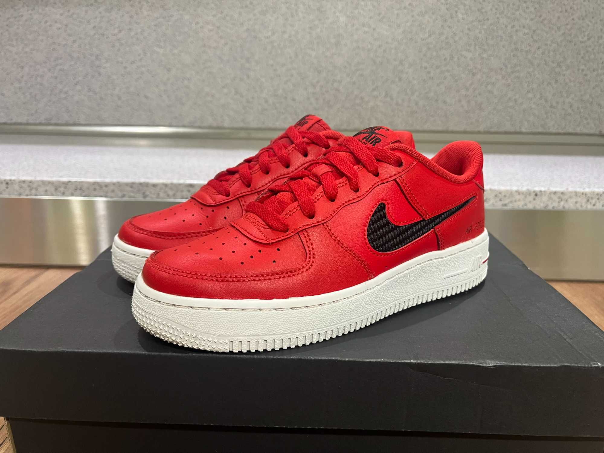 ОРИГИНАЛНИ *** Nike Air Force 1 `07 University Red / Black