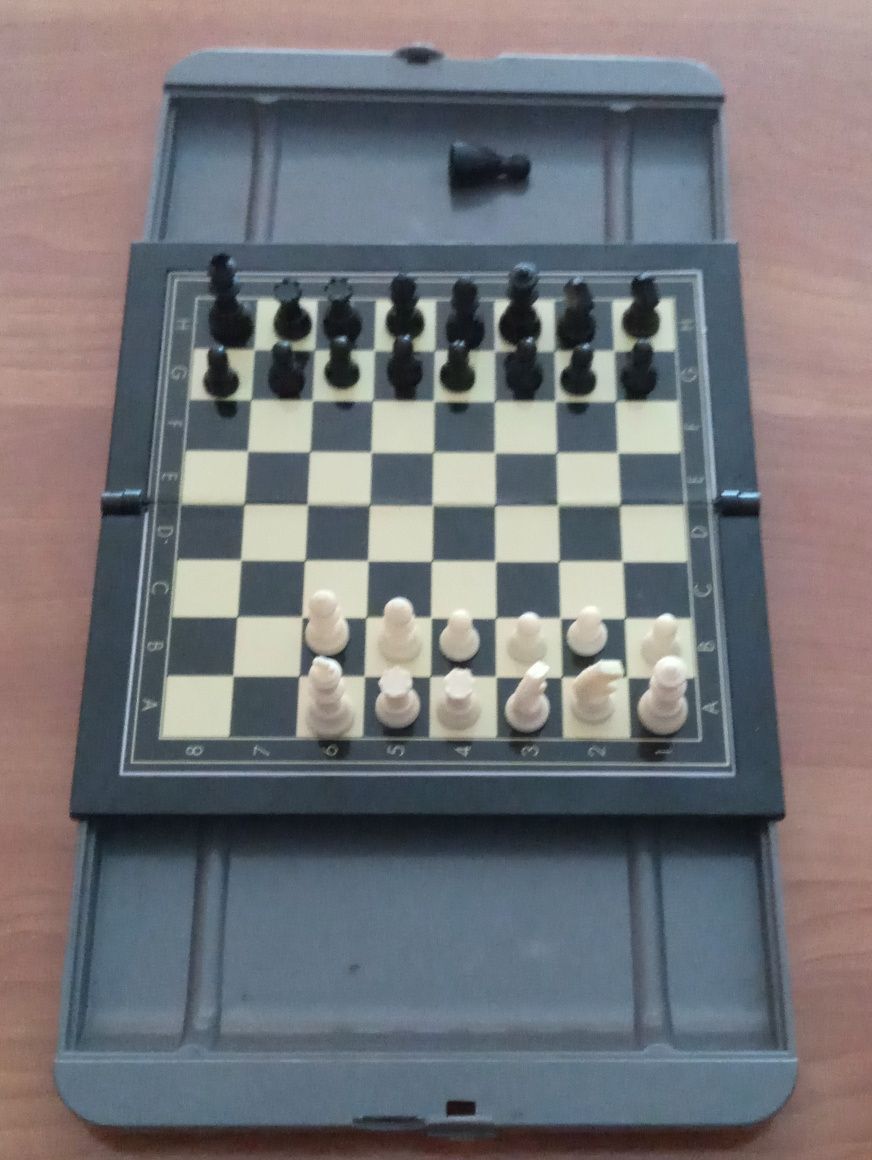 Mini tabla portabila de șah incompletă pe magneți