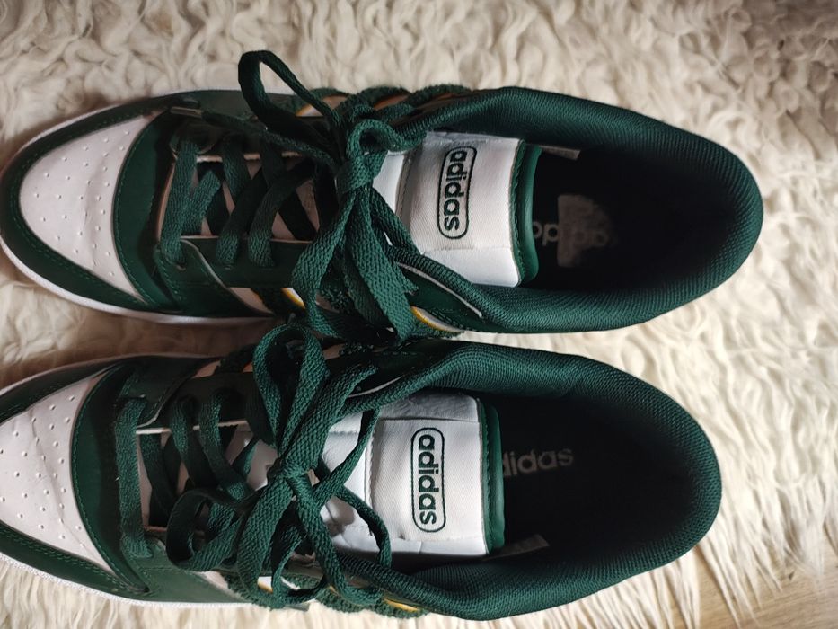 Adidași aproape noi