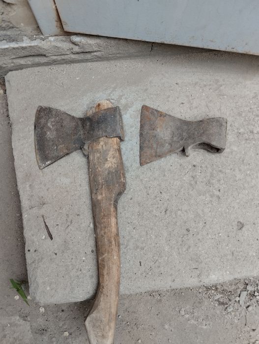 Топоры советские по 8000 тыс каждая