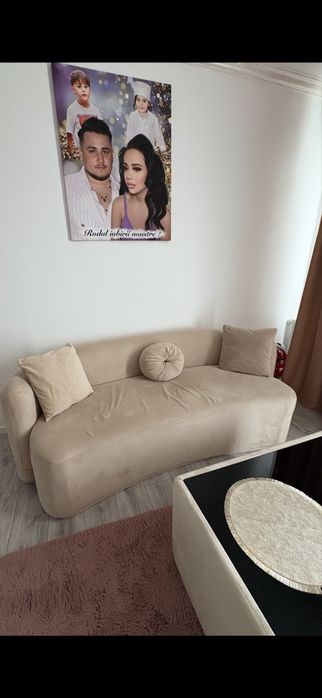 Vand canapea crem aproape noua