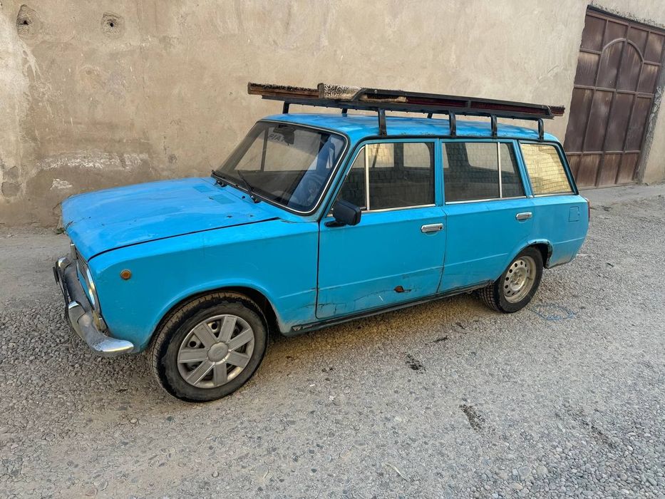 Vaz 2102 xolat o'rta yurib turgan moshina