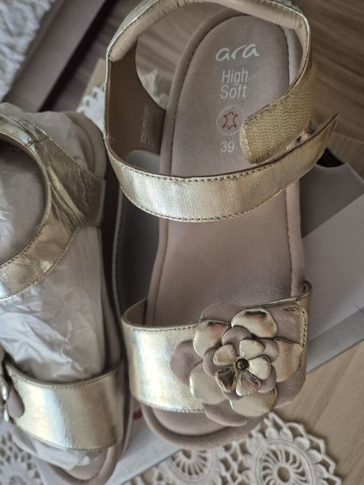 Vând sandale Ara