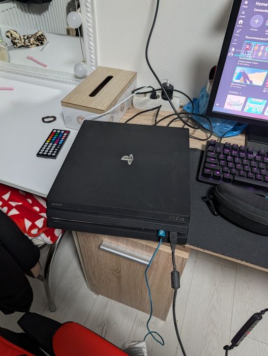 Vând PS4 pro 1TB plus 9 jocuri