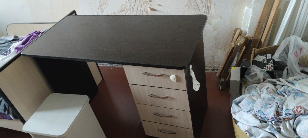 Шкафы, стол, камод