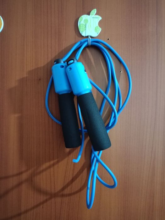 Продам скакалку, фабричная.