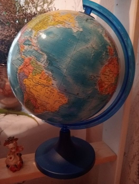 Глобус новый. Ещё есть книжки сказки