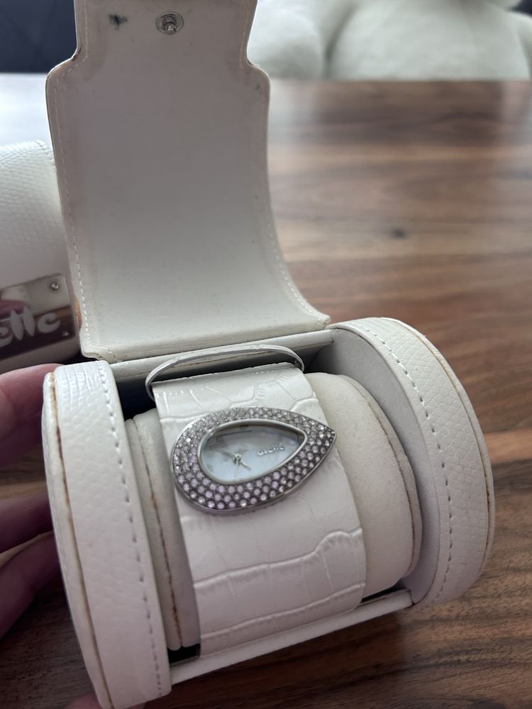 Бижута Swarovski,Miss 60,Pierre Cardin,Follie Folli. Часовник Oxette