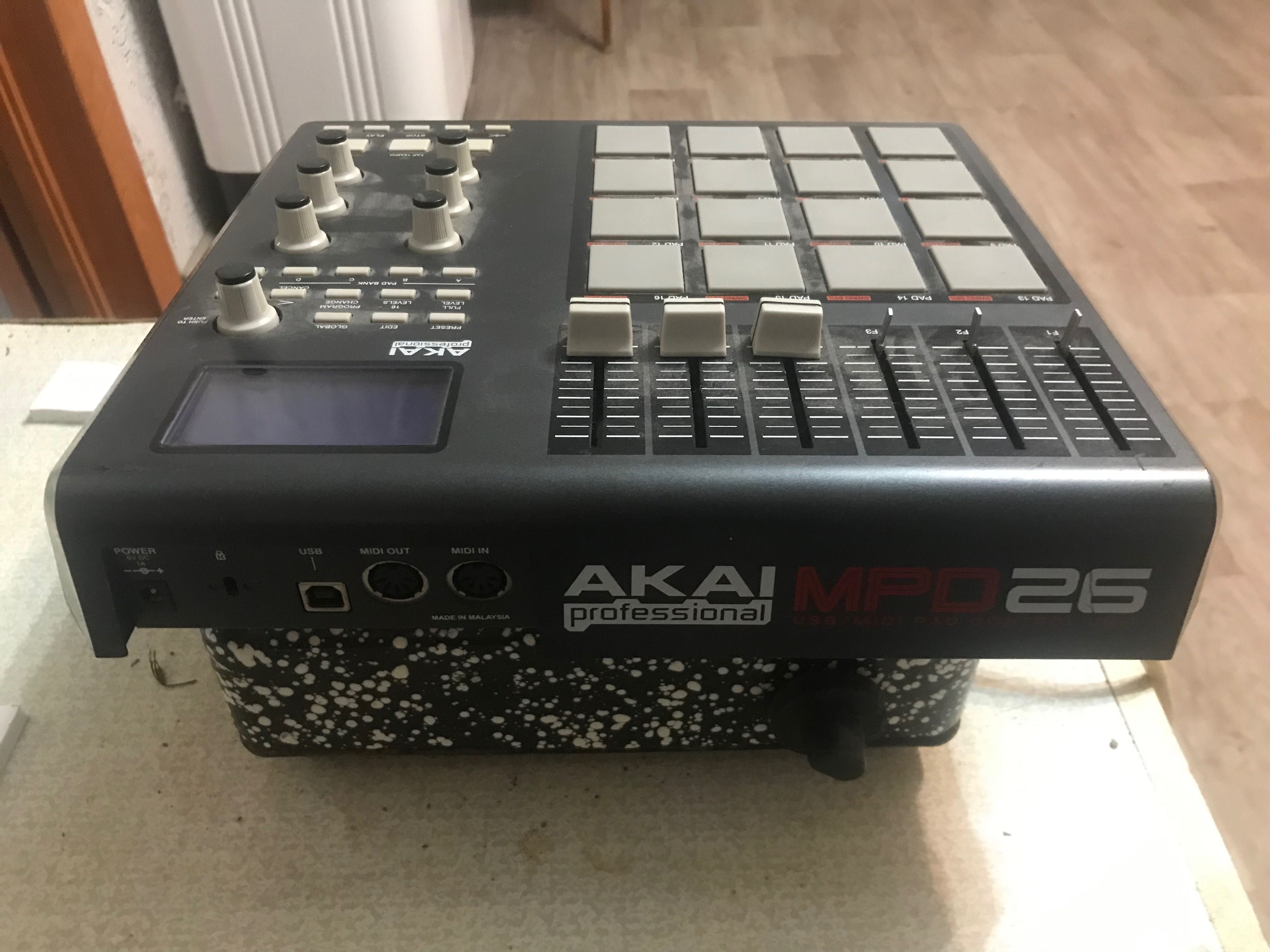 Мидиконтроллер akai profession mpd26