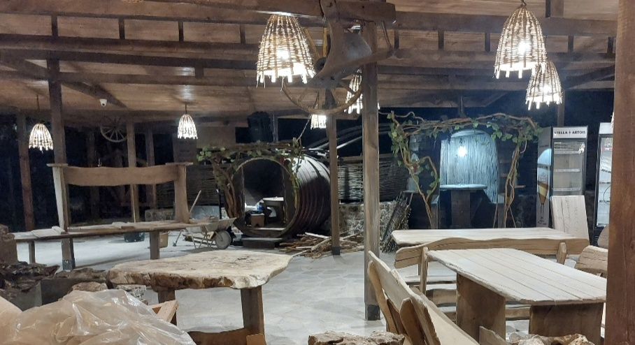 Продавам маси, пейки за заведения и дома от масив