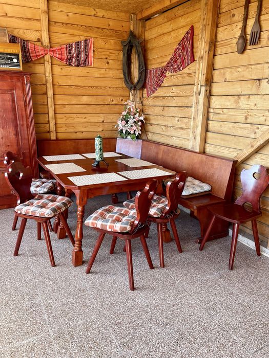 Coltar cu mese si scaune din lemn masiv