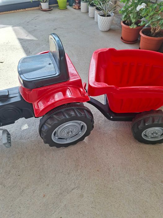 Трактор с ремарке и педали