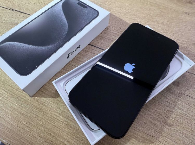 iPhone 15 Pro Max • 98 % Bateria • 256 GB