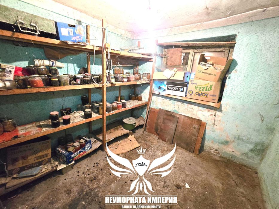 Продавам етаж от къща,приземен и гараж, таван и помещения Асеновград