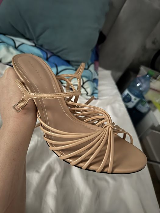 Vand sandale nude Zara oferta