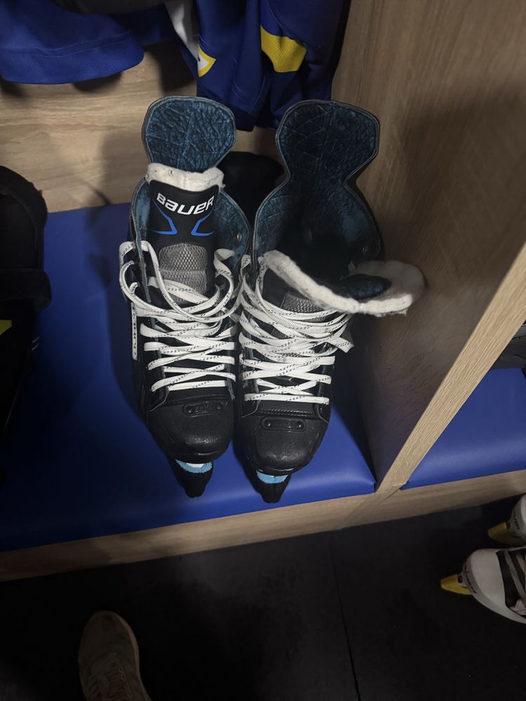 Продам коньки bauer