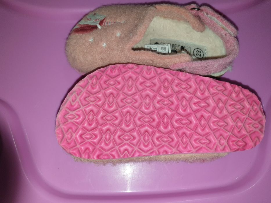 Детски пантофи и сандали