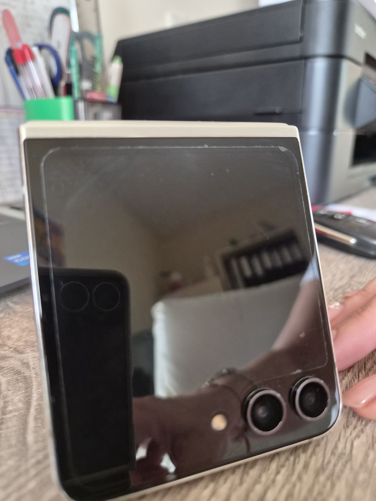 Продавам Samsung Galaxy Z Flip 5, 512GB, цвят Cream. Без забележки!