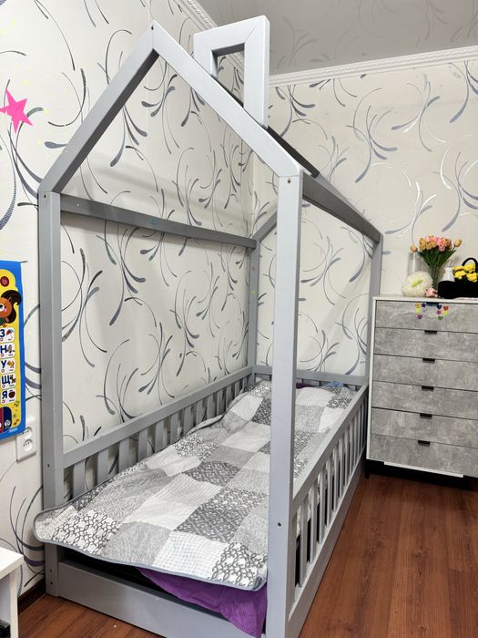 Кровать детская с матрасом  (домик)