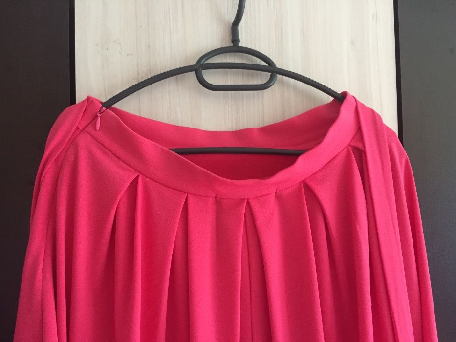 Розова плисирана пола