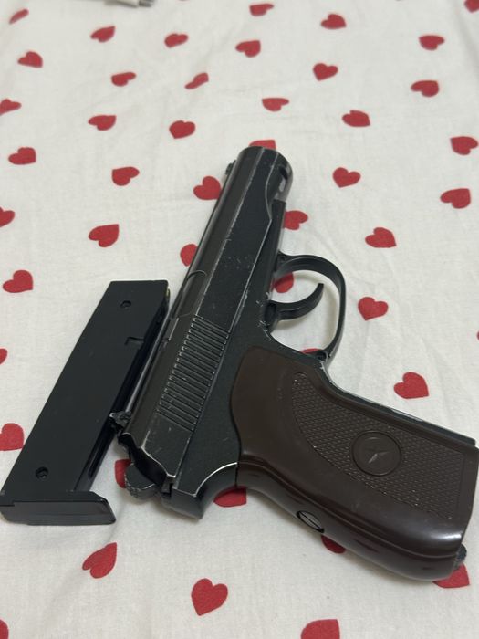 пистолет макаров почти новый , игрушечный из метала потроны на 6мм