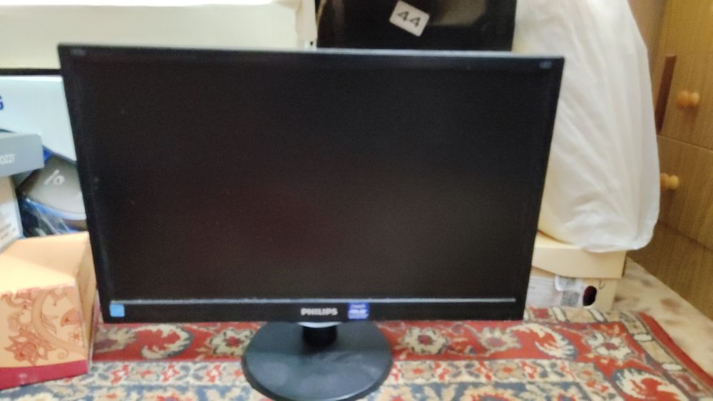 Монитор Филипс 1366х768
