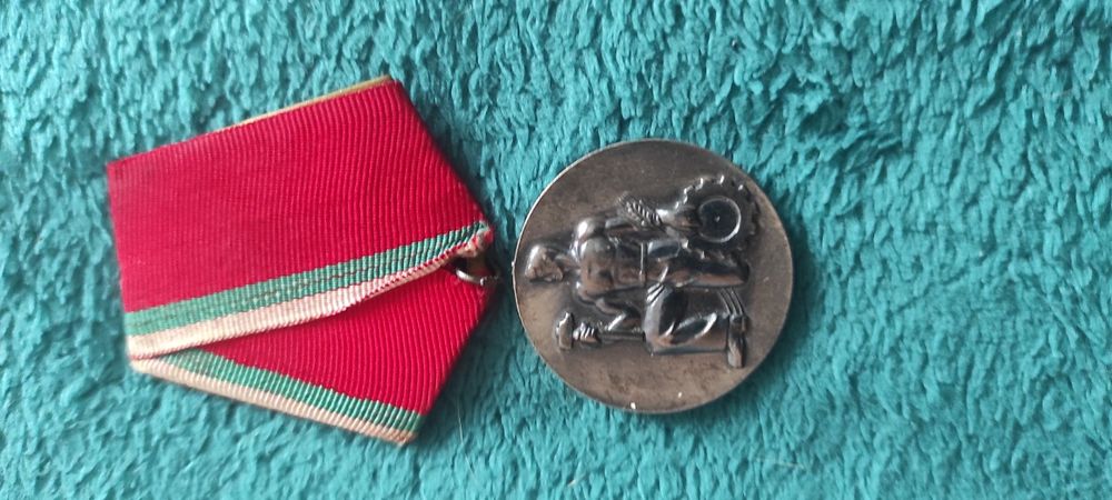 Продавам ордени на труда