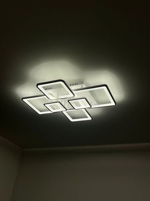 Продаем люстру для зала спальни